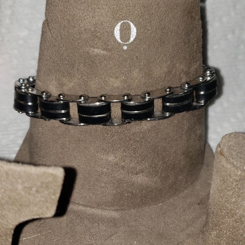 Stainless steel black and silver bracelet
